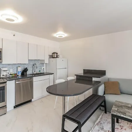 Sea View Condos At The Waikiki Banyan - Free Parking!